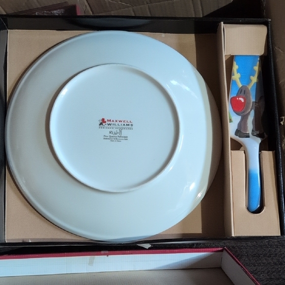 Maxwell & Williams Rudolf Cake Set - Picture 4 of 6